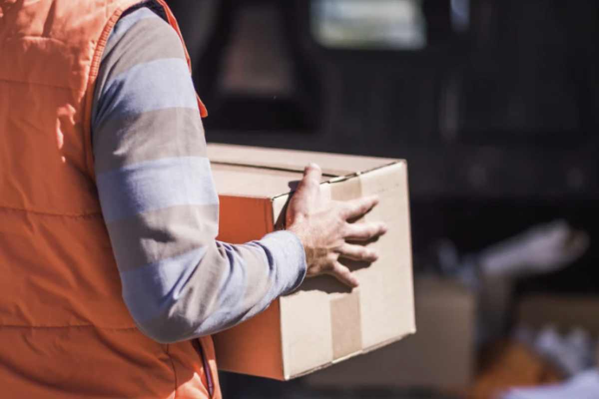 Dal 1° marzo 2026 entrerà in vigore il sistema definitivo di applicazione della tassa sui pacchi. Le modalità di pagamento varieranno in base