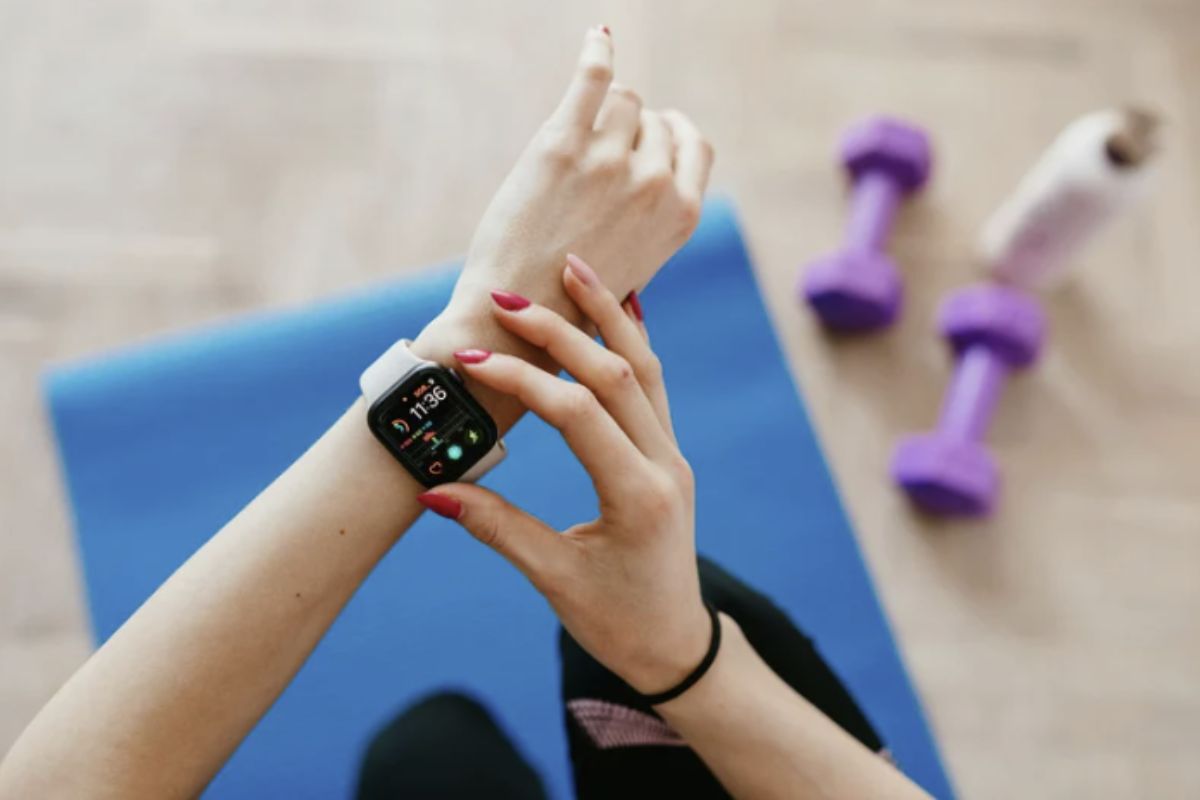 Quando si sceglie uno smartwatch sportivo, è fondamentale valutare alcuni aspetti chiave per assicurarsi che il dispositivo risponda alle proprie