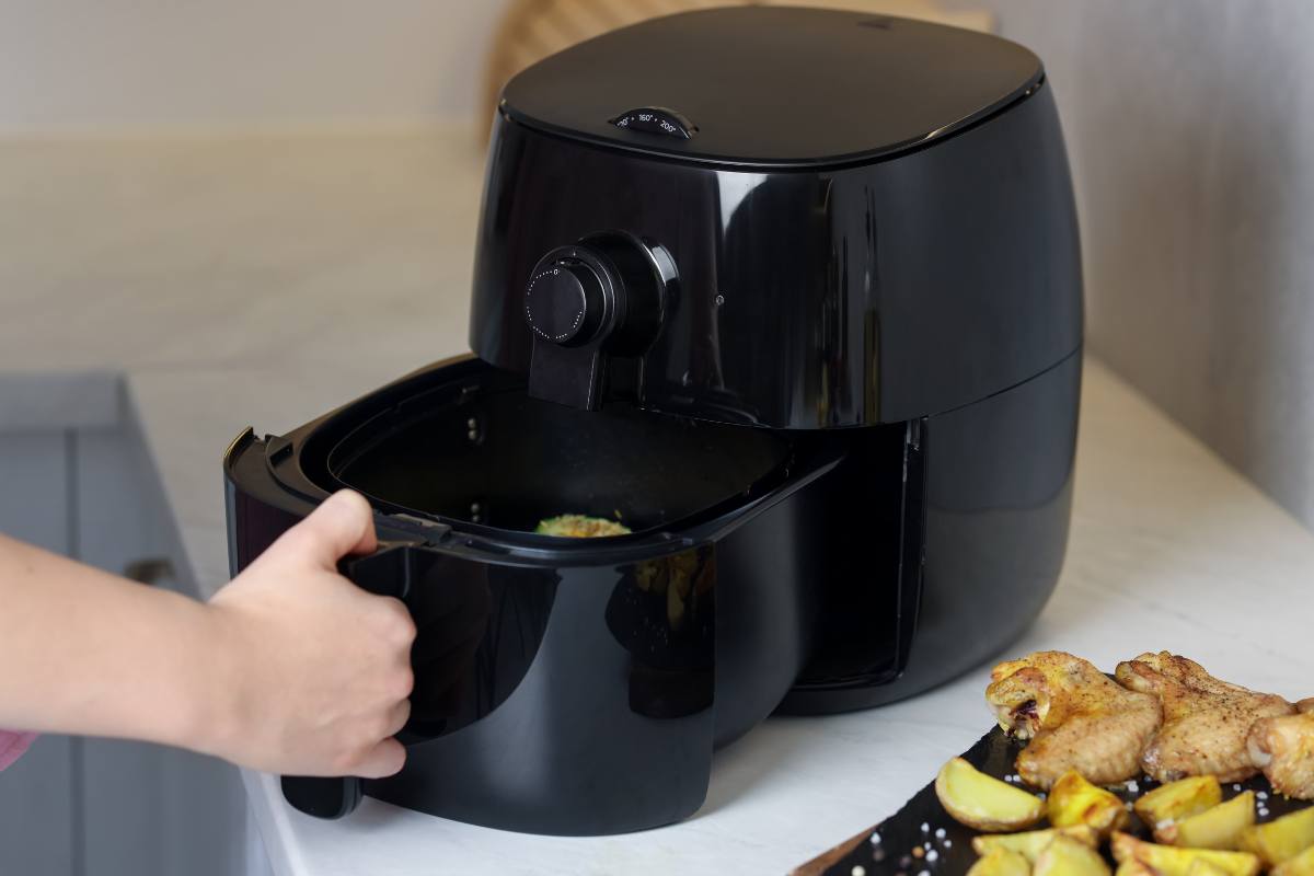 Forse ci penserai due volte prima di usare la friggitrice ad aria: nessuno aveva capito quanto ci costa
