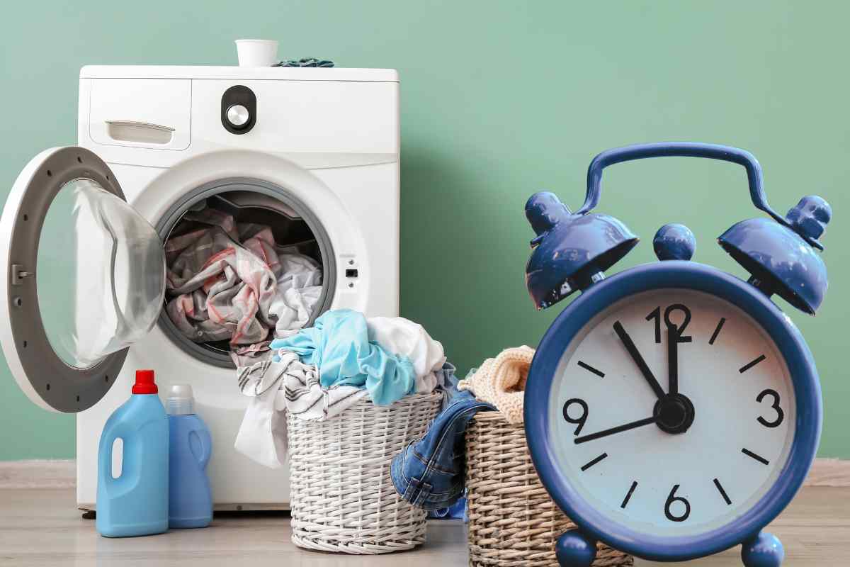 Versa questo in lavatrice alle ore 22 e vedi la bolletta crollare: incredibile ma vero