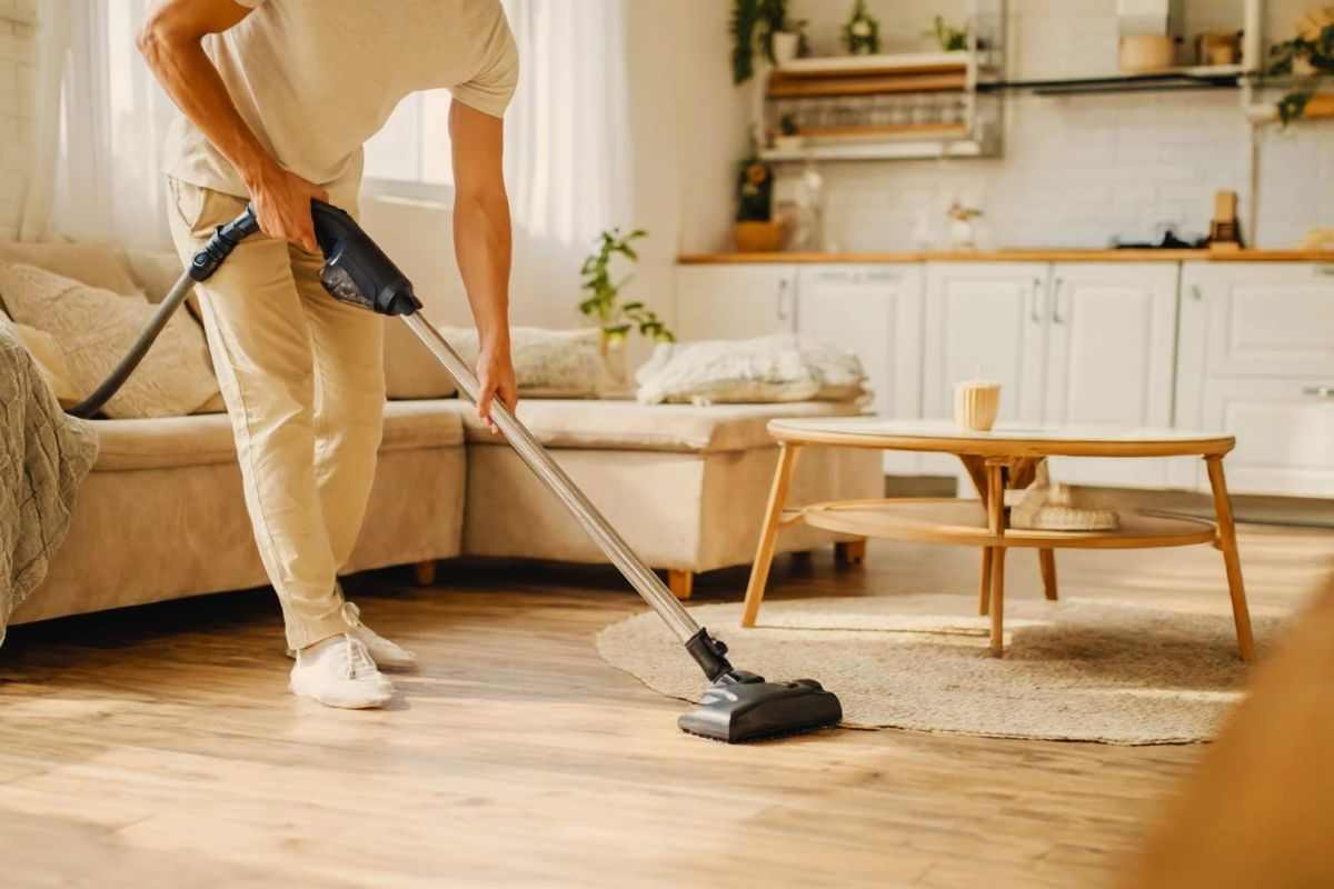 Pavimenti in legno: il segreto per pulirli naturalmente senza danneggiarli