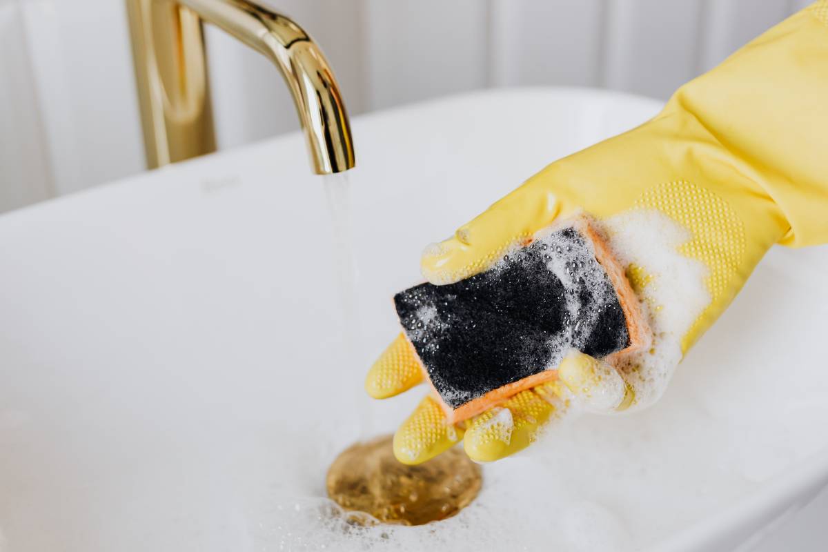 Una tazza e il bagno torna come nuovo: il metodo che quasi nessuno conosce